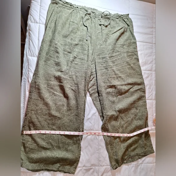 Maurices 2x Wide leg pants green/floral - Picture 3 of 6